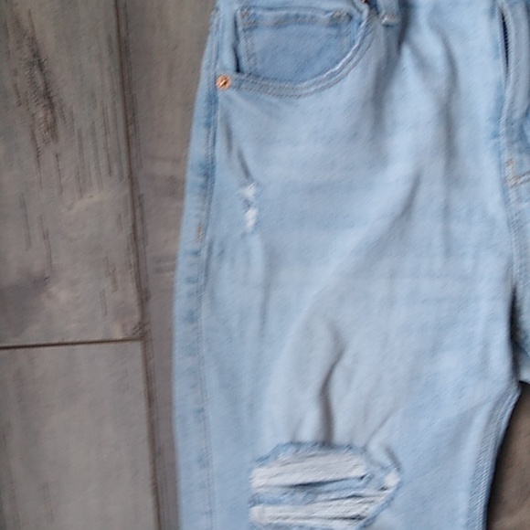 Old Navy Light Blue Distressed Ankle Jeans - Picture 6 of 9